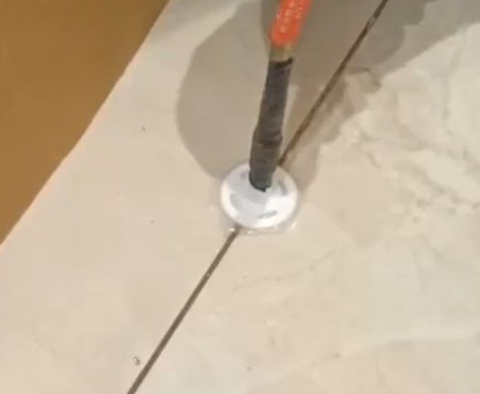长兴瓷砖空鼓维修公司专业解答瓷砖在铺贴过程中，如果没有涂抹均匀到位的粘结材料（如水泥砂浆或瓷砖胶），可能会导致以下问题